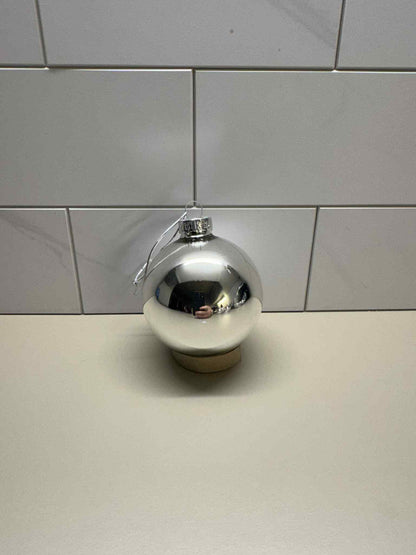 Julekule med navn 6,7 cm Sølv