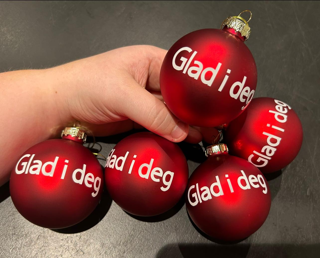 Julekule med navn 8cm Burgunder rød