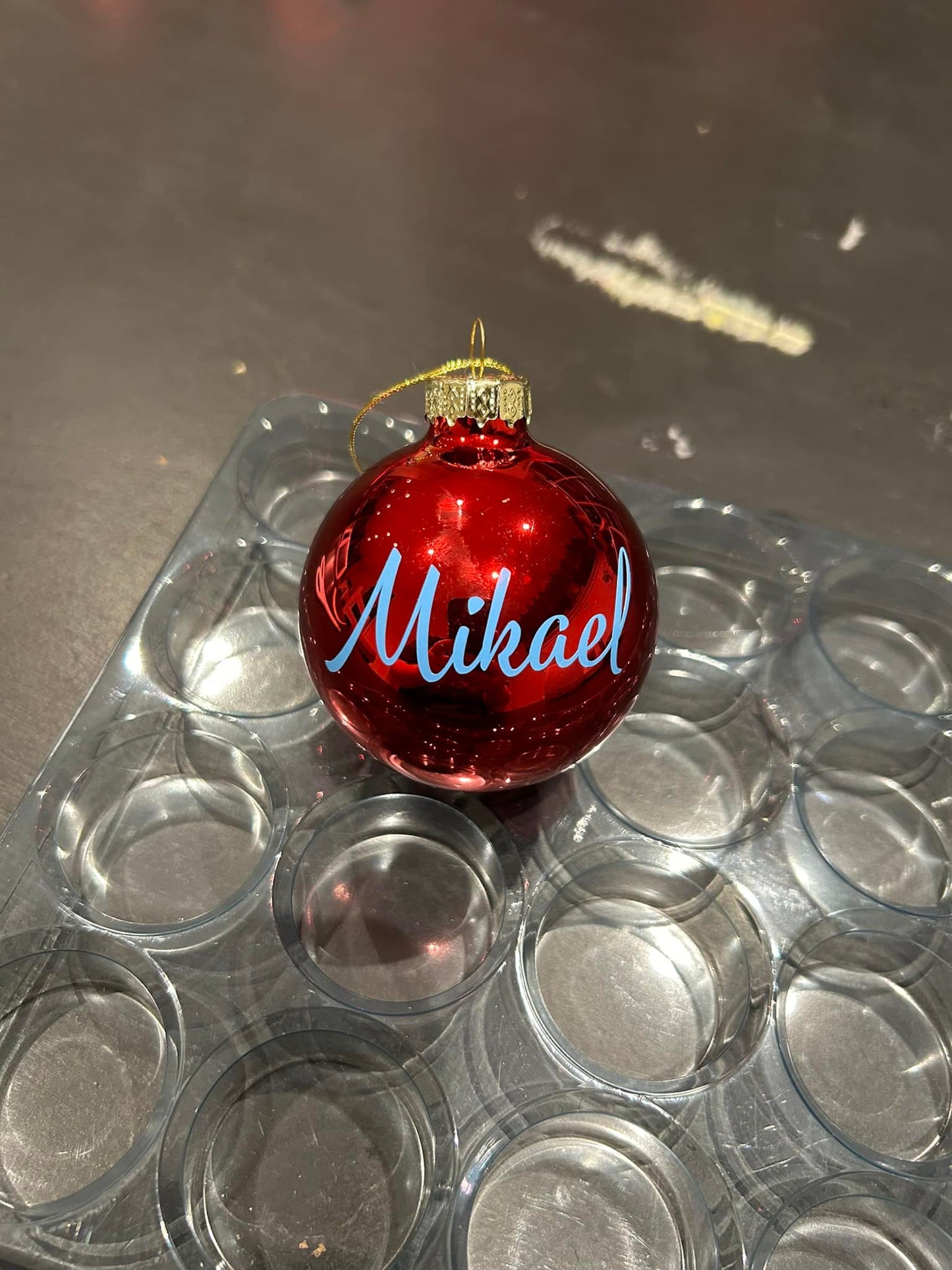 Julekule med navn 8cm Burgunder rød