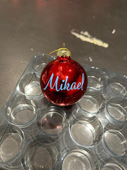 Julekule med navn 8cm Burgunder rød