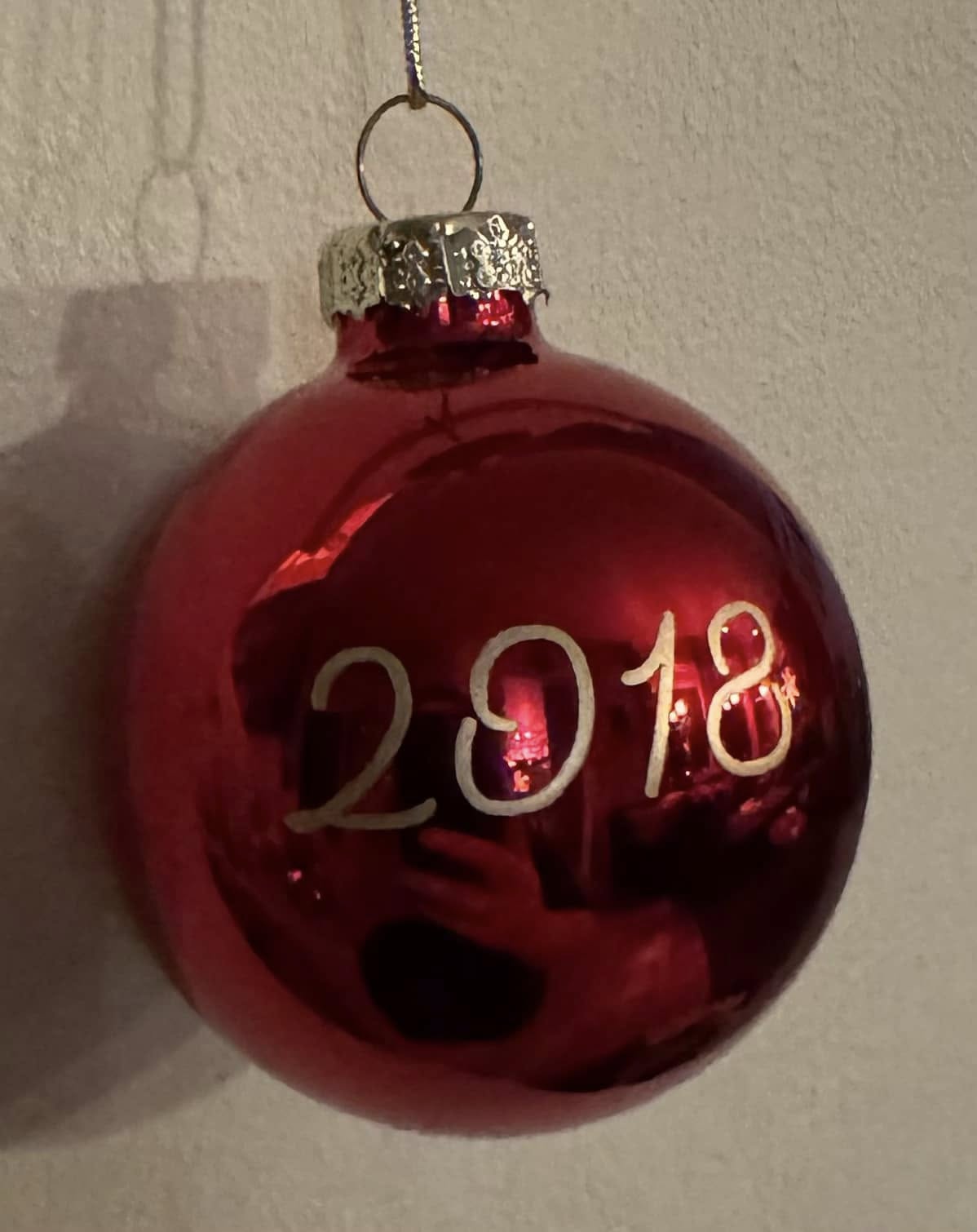 Julekule med navn 8cm Burgunder rød