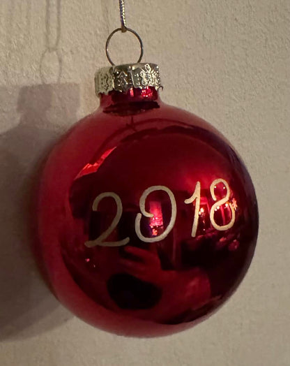 Julekule med navn 8cm Burgunder rød