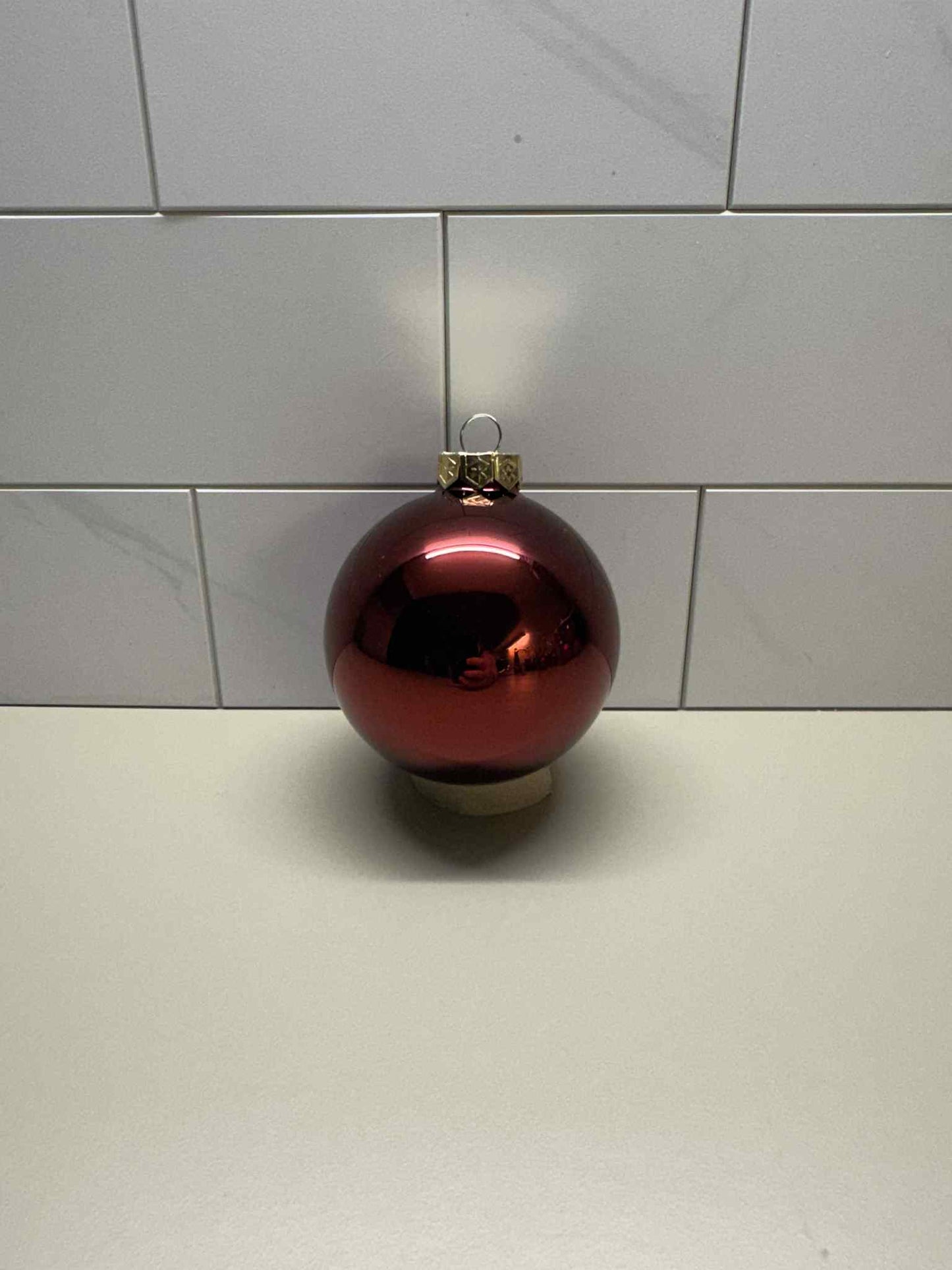 Julekule med navn 8cm Burgunder rød