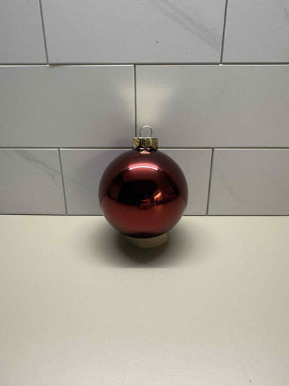 Julekule med navn 8cm Burgunder rød